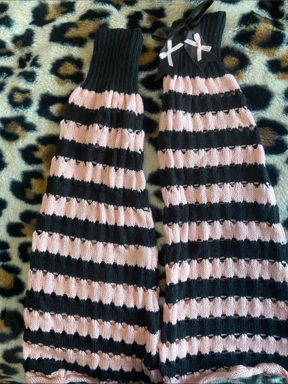 Hot Topic Black and Pink Striped Knit Leg Warmers with Ribbon Bows